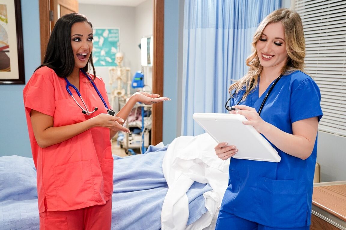 15P Les infirmières en chaleur Riley Reyes et Sofi Ryan ont des relations sexuelles lesbiennes sur un lit d'hôpital
