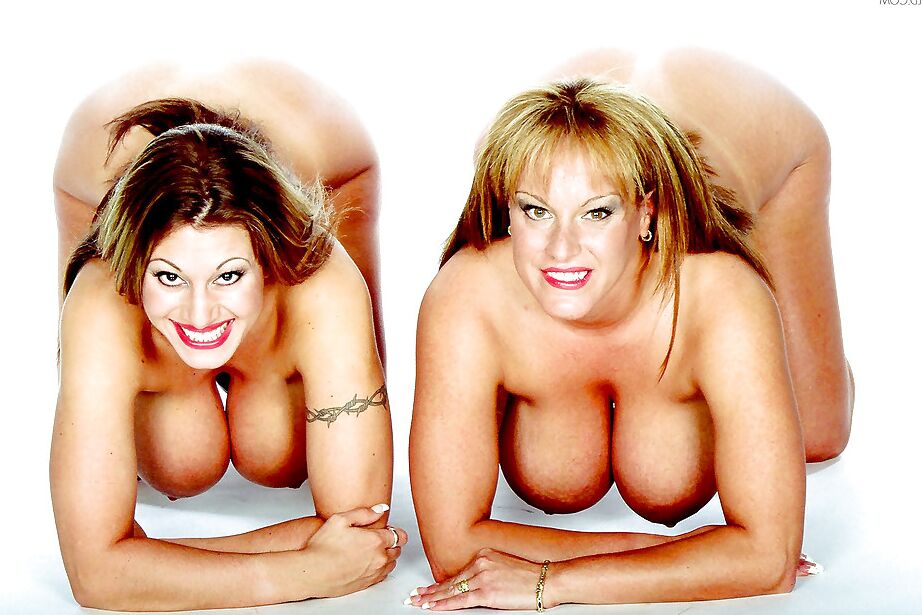 16P Las mamás lesbianas Crystal Gunns y Cindy sacan grandes tetas de los bikinis