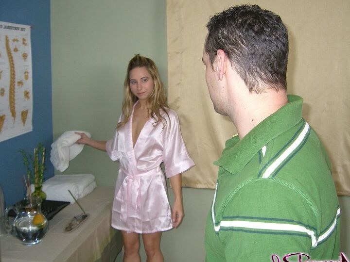 17P A garota loira Lindsay Meadow ataca profundamente um cliente durante uma massagem com final feliz