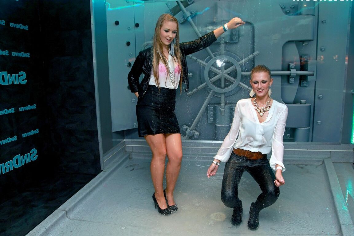 15P Les danseuses se retrouvent trempées lors d'un dysfonctionnement d'arrosage