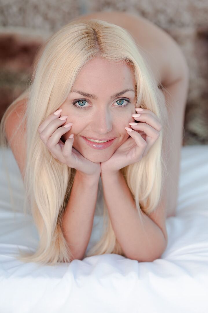 16P La blonde aux yeux bleus Victoria P enlève son ensemble soutien-gorge et culotte pour poser nue sur son lit