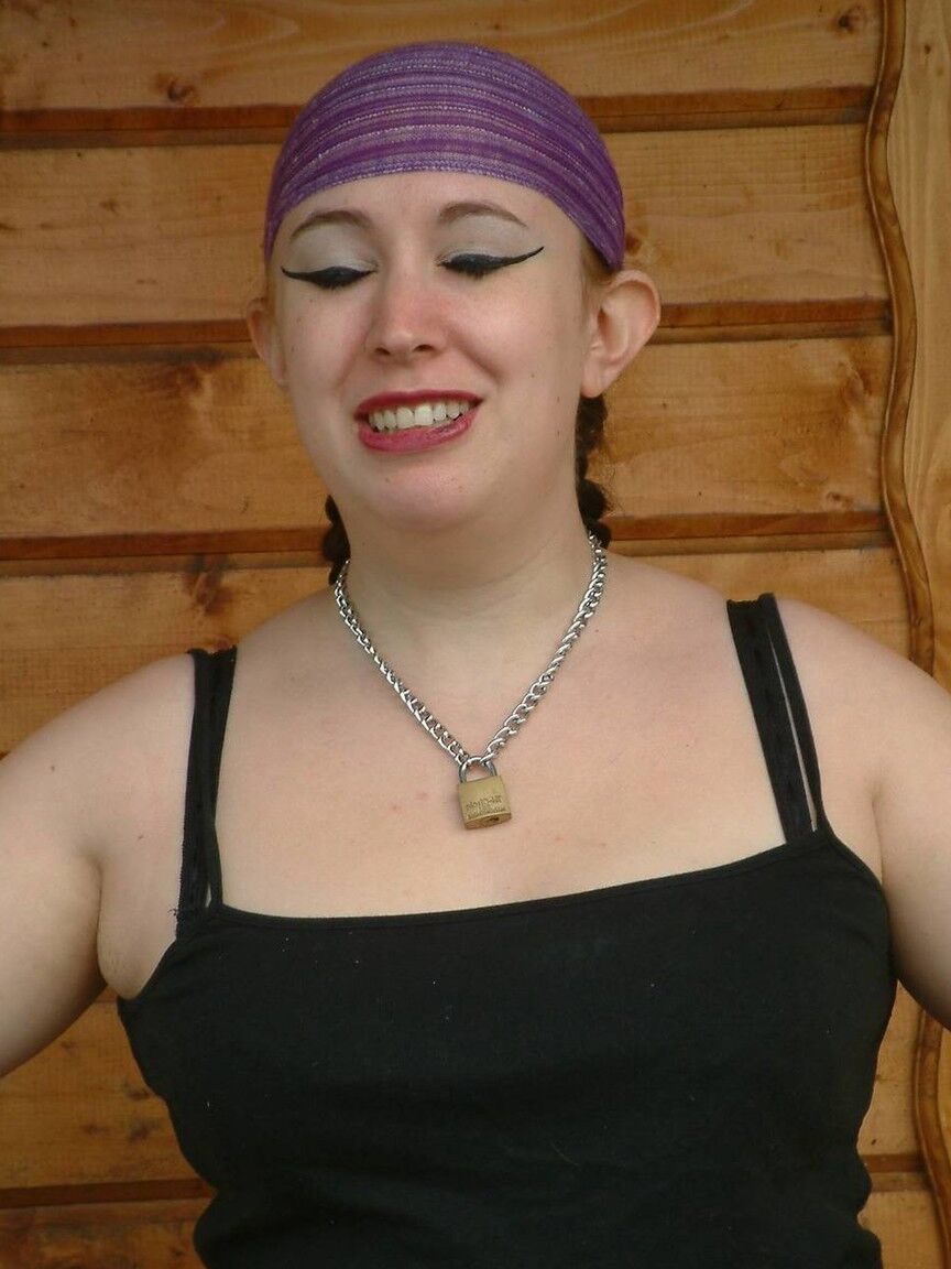 16P 巨乳ブルネットはレズビアンの恋人によってストッキングを履いてポーチのポストに縛られています