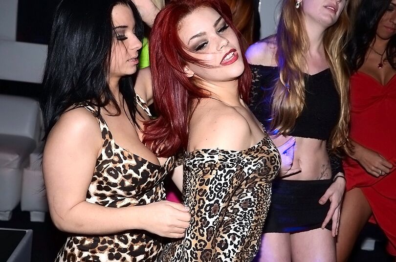 16P Garotas deslumbrantes lambendo buceta em uma festa de orgia selvagem depois de uma boa dedilhado