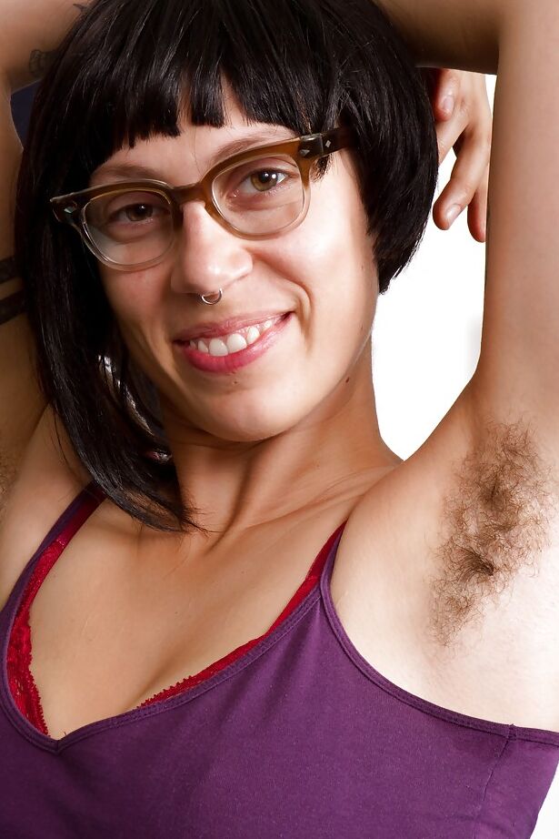 16P MILF brune salope à lunettes exhibant sa chatte poilue