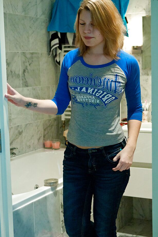 16P Die geile rothaarige Amateurin Emily B zieht sich nach einer dampfenden Dusche an
