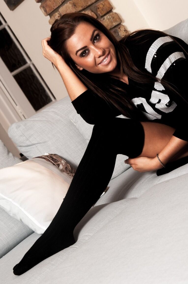 12P A modelo britânica Harriette Taylor expõe seu lindo corpo com meias pretas OTK