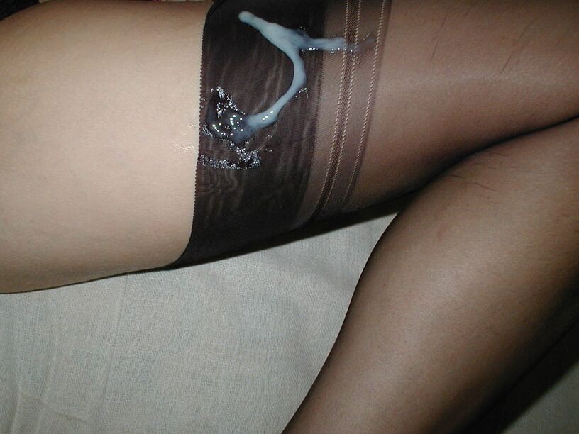 15P Mujer madura luce una corrida en sus medias de nailon mientras descansa en la cama