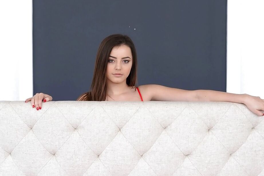 13P La brune Kylie Quinn exhibe son cul d'adolescente sexy en culotte et bas de nylon.