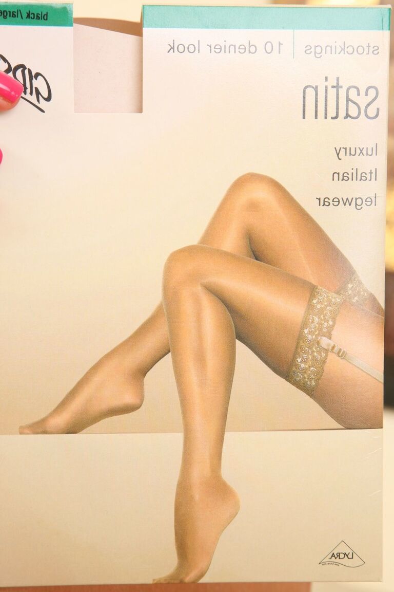 21P Lusty Nikki C がストッキングでポーズをとりながら自然な曲線をからかう