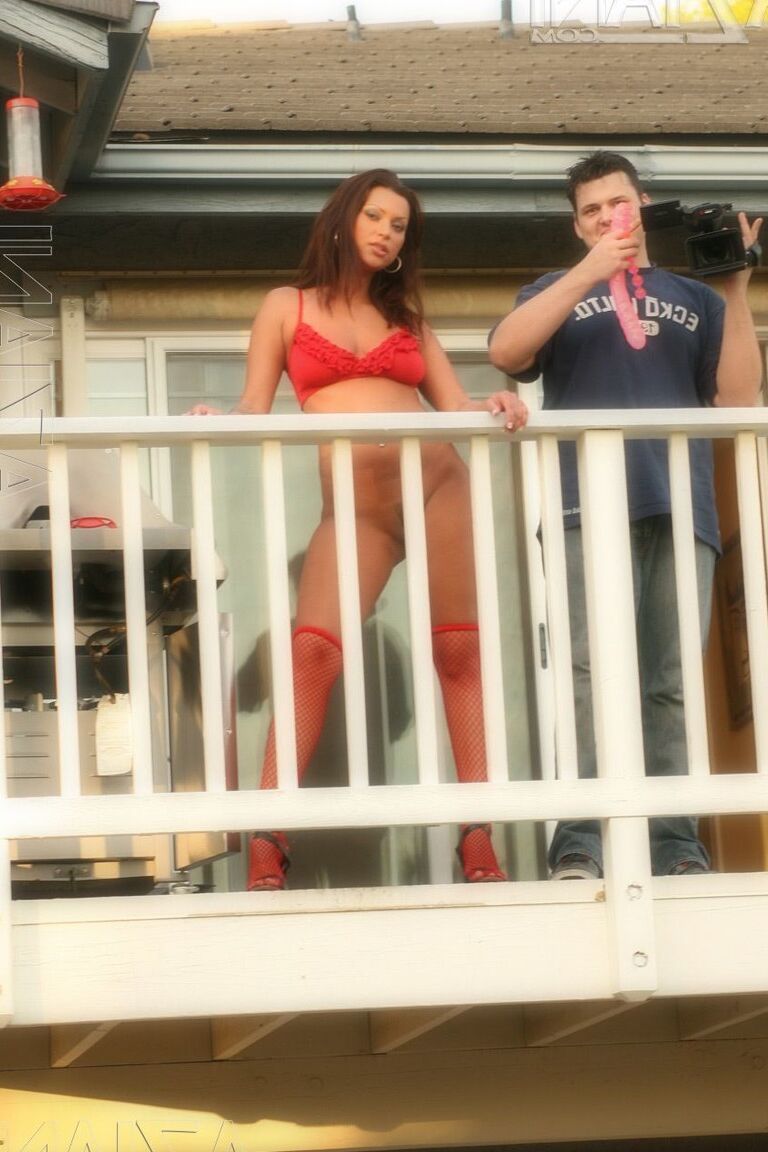 21P La seductora Tiffany Price aprieta sus grandes pechos y se masturba al aire libre