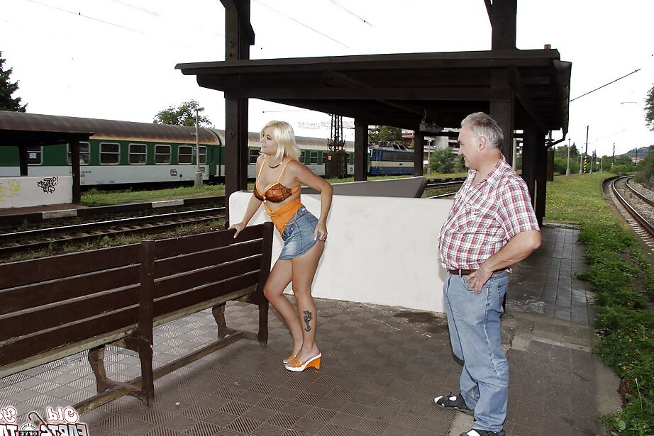 16P Une salope blonde aux gros seins apprécie les discussions non nues en plein air et goûte du sperme