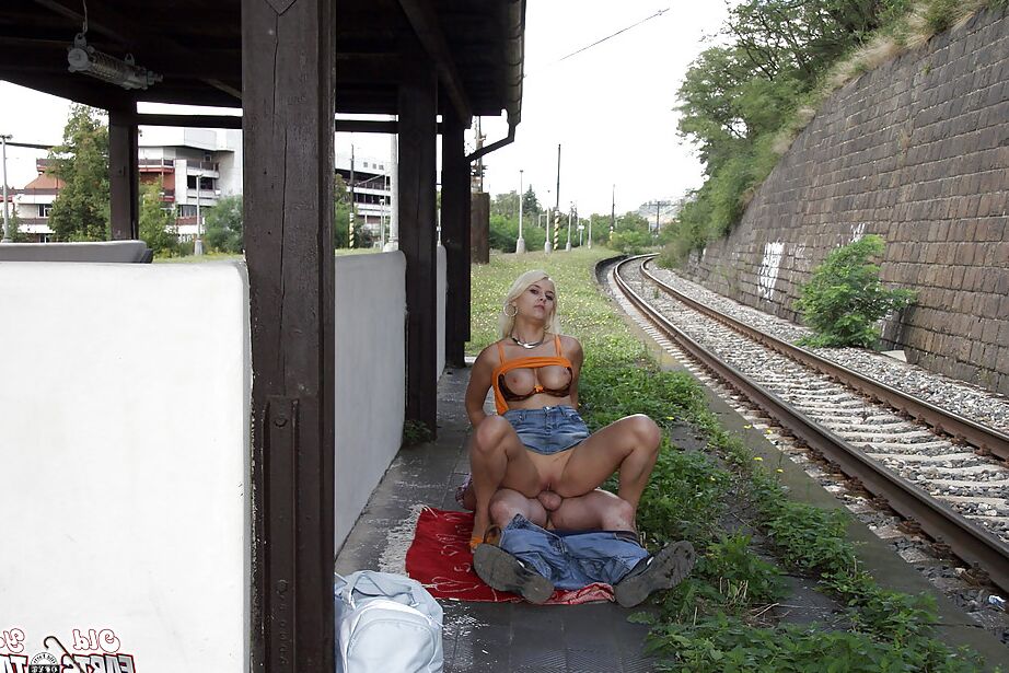 16P Une salope blonde aux gros seins apprécie les discussions non nues en plein air et goûte du sperme