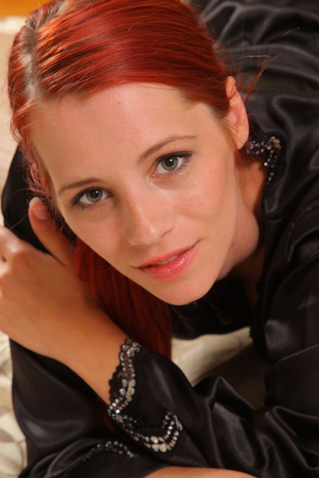 16P A ruiva sardenta Ariel troca lingerie preta para modelar ligas e meias