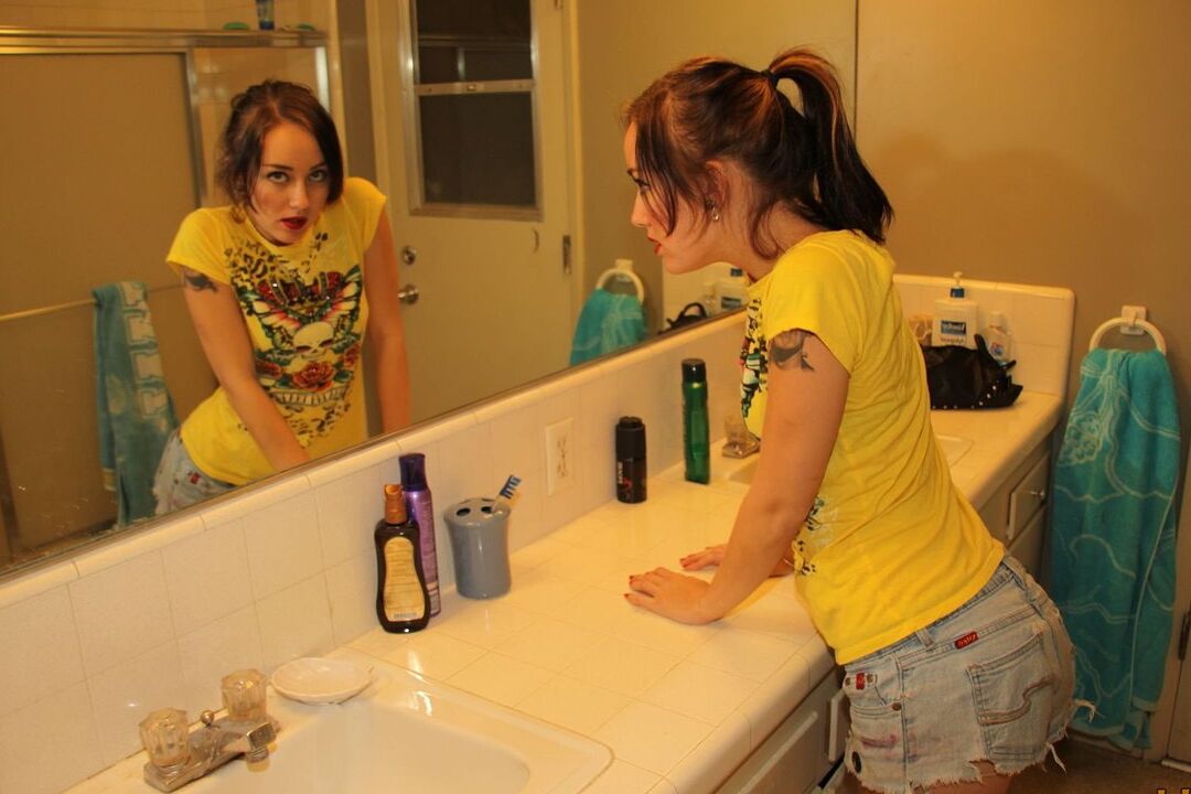 16P First timer Mercy sports red lips while getting naked on a bathroom counter