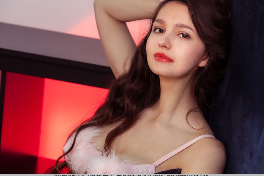 18P La belle adolescente Adeline arbore des lèvres rouges lors d'une séance de mannequinat nue
