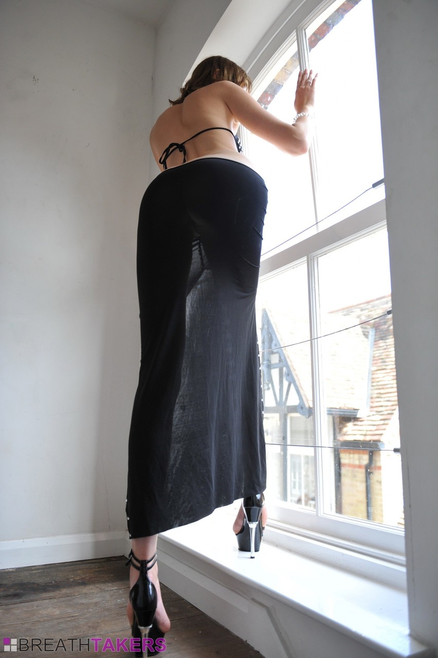 12P La morena de piernas largas Chloe Smith se desnuda y muestra su cuerpo flaco y bronceado