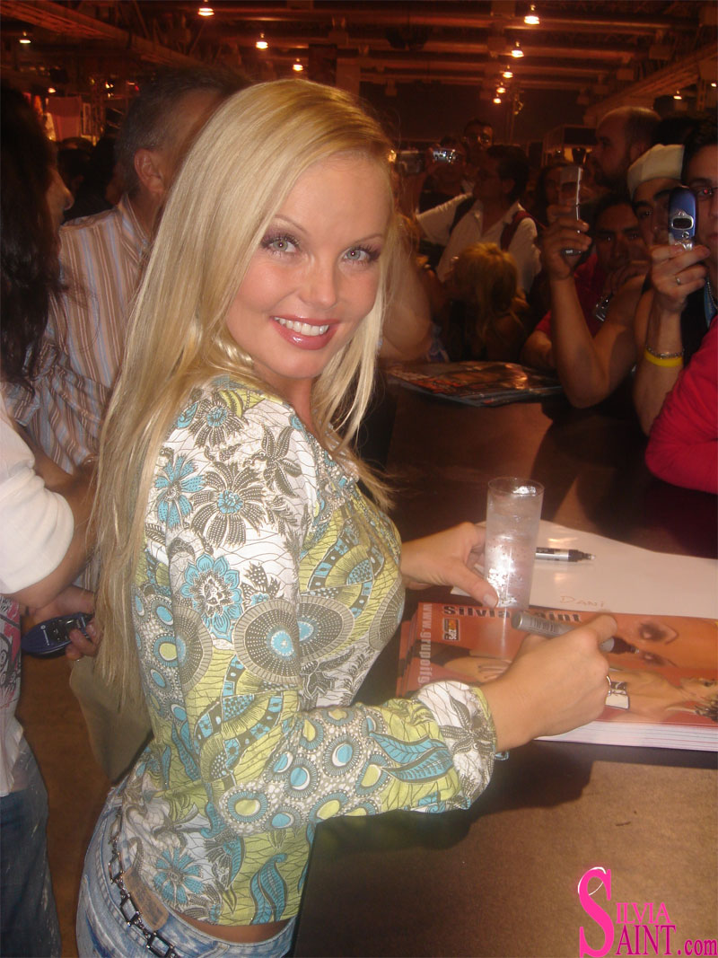 15P Sexy pornstar MILF Silvia Saint posando totalmente vestida com jeans e botas