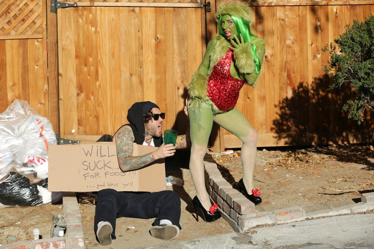 15P A vagabunda cosplay tatuada Joanna Angel fica com uma grande boca anal ao ar livre do vagabundo