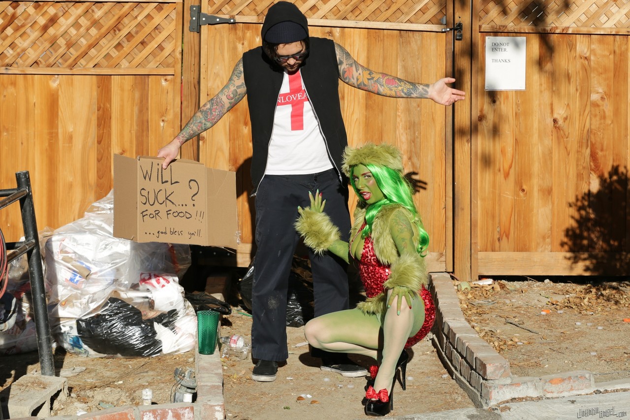 15P A vagabunda cosplay tatuada Joanna Angel fica com uma grande boca anal ao ar livre do vagabundo