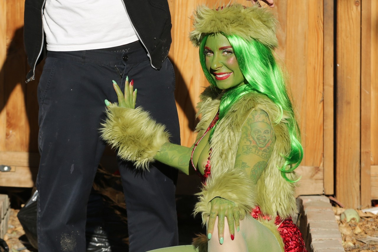 15P A vagabunda cosplay tatuada Joanna Angel fica com uma grande boca anal ao ar livre do vagabundo