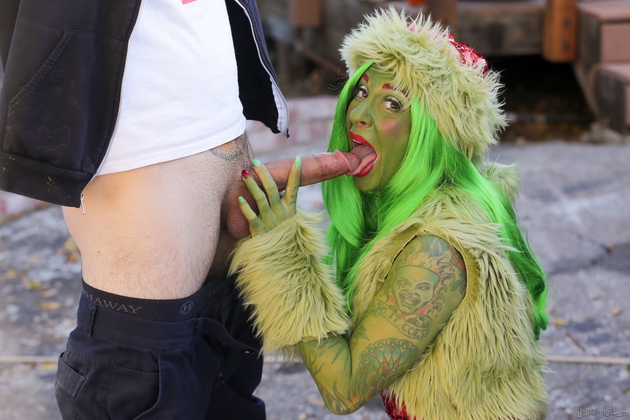 15P A vagabunda cosplay tatuada Joanna Angel fica com uma grande boca anal ao ar livre do vagabundo