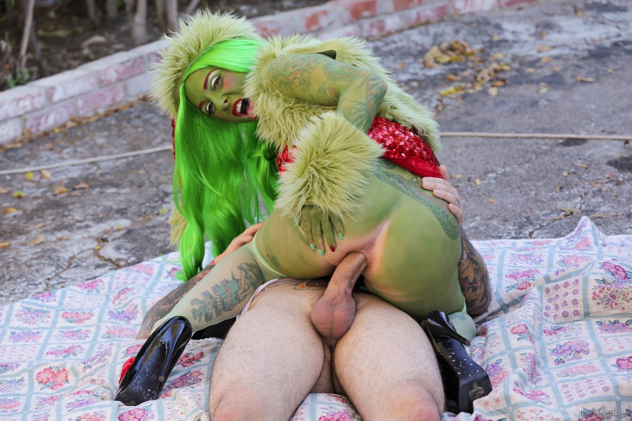 15P A vagabunda cosplay tatuada Joanna Angel fica com uma grande boca anal ao ar livre do vagabundo