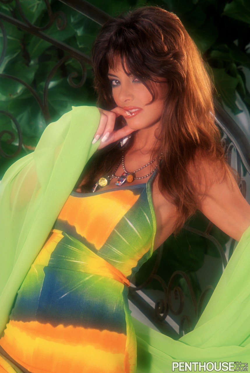 17P Sensual MILF com seios enormes Rocki Roads exibe sua vagina aparada