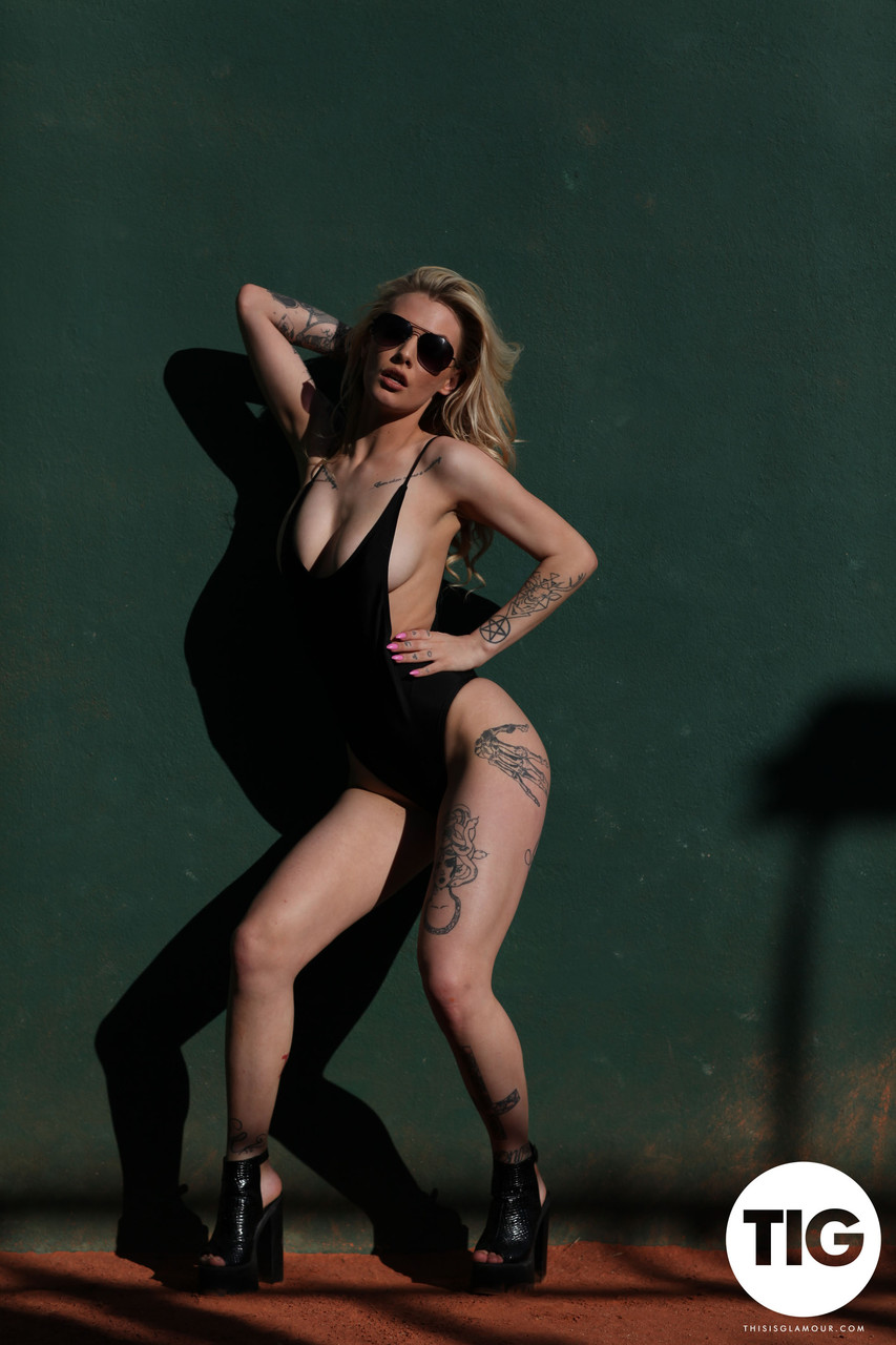 21P Saskia Valentine, mannequin blonde pulpeuse, présente ses jolis seins et son corps tatoué.
