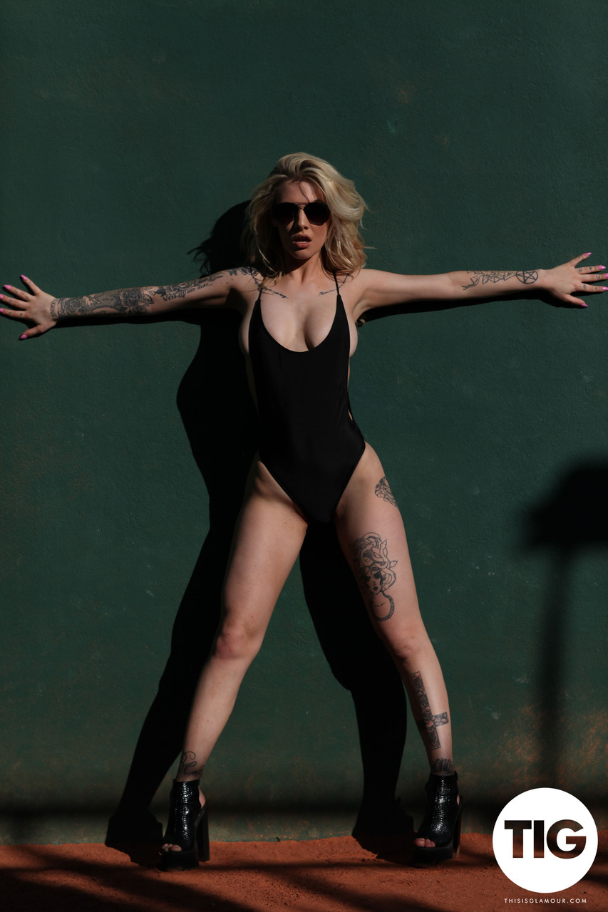 21P Saskia Valentine, mannequin blonde pulpeuse, présente ses jolis seins et son corps tatoué.
