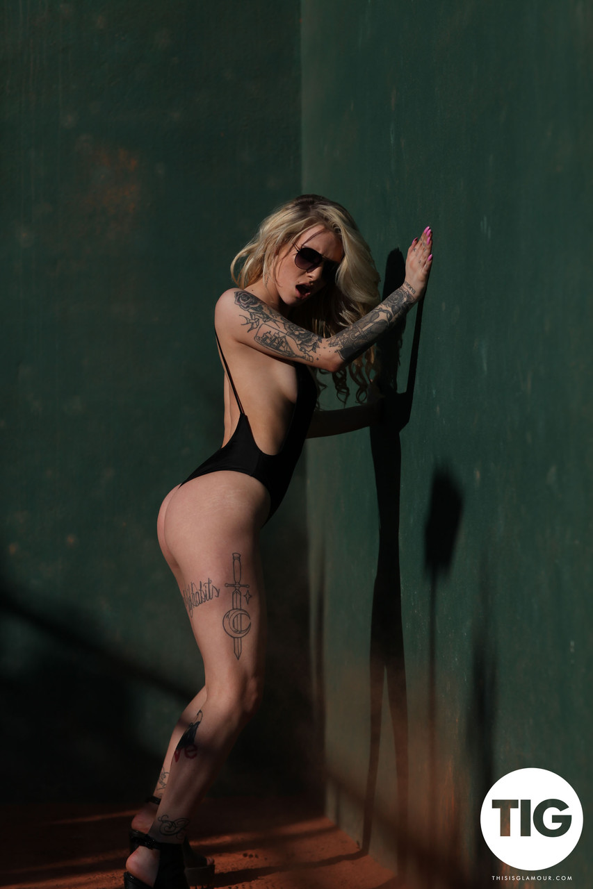 21P Saskia Valentine, mannequin blonde pulpeuse, présente ses jolis seins et son corps tatoué.