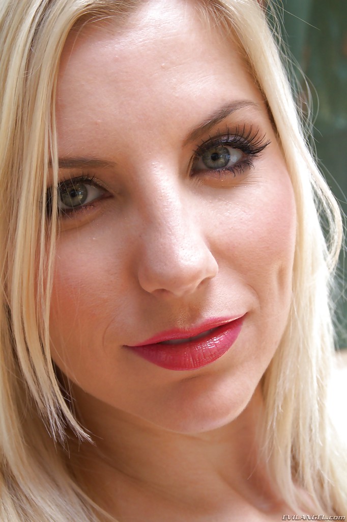 16P La sexy Ashley Fires descubriendo su gran culo y su dulce coño al aire libre