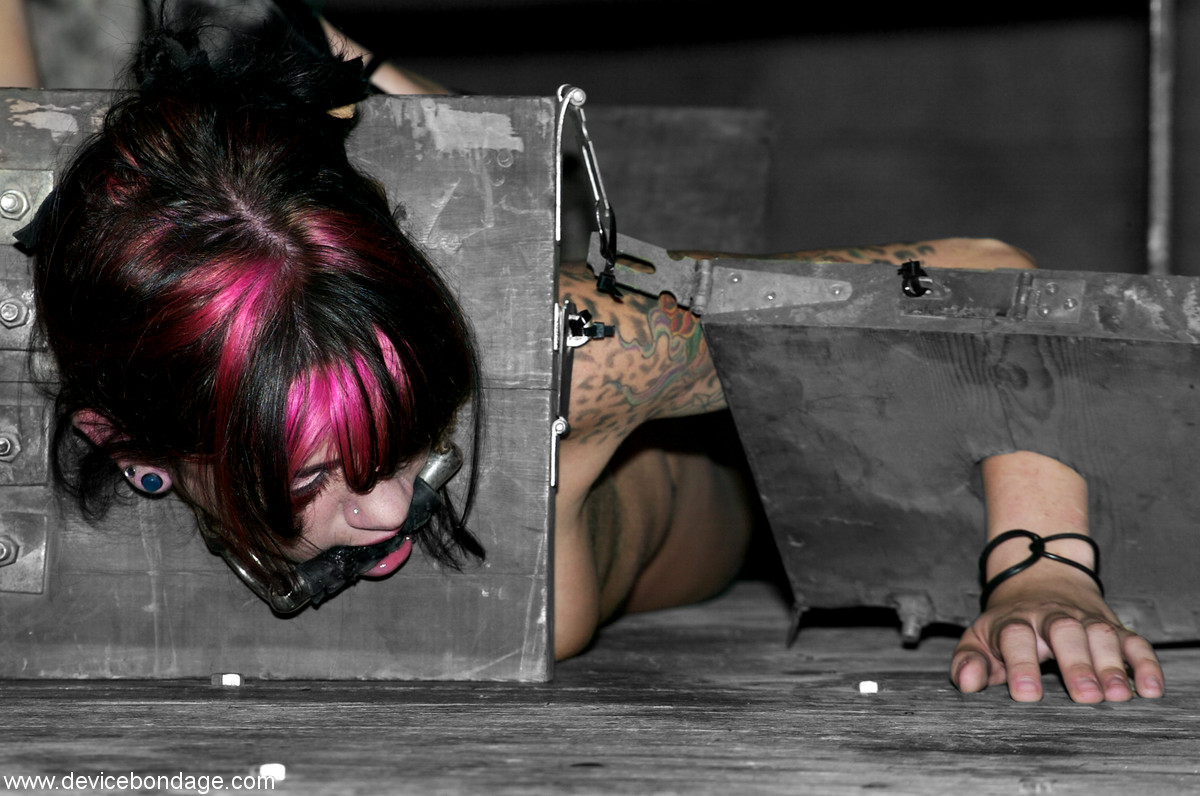 21P Skinny babe Kayden Faye gets tortured on an abuse machine in a basement
