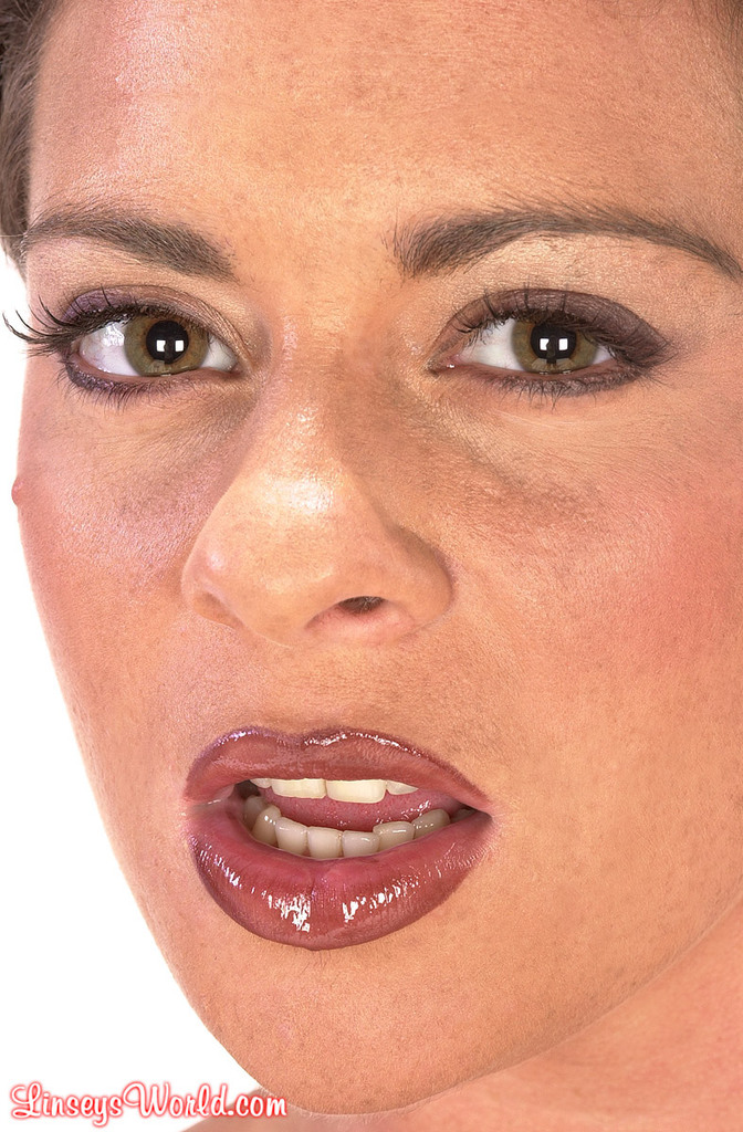 16P A linda mulher Linsey Dawn McKenzie mostra seus mamilos inchados e boceta aparada