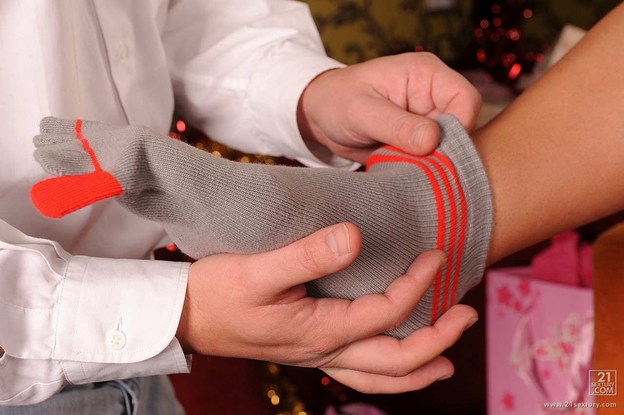 17P Babe aux gros seins fait un bon footjob et se fait enculer à Noël