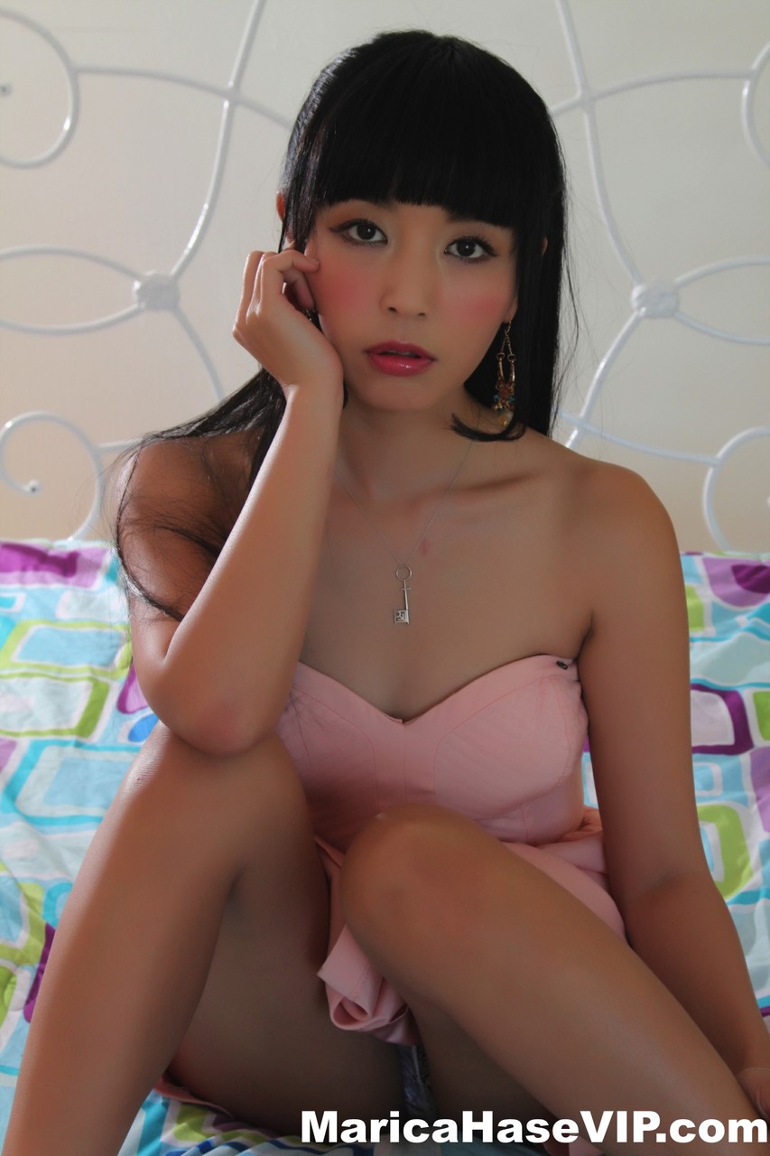 12P Die süße japanische MILF Marica Hase wird im Bett ganz nass und geil