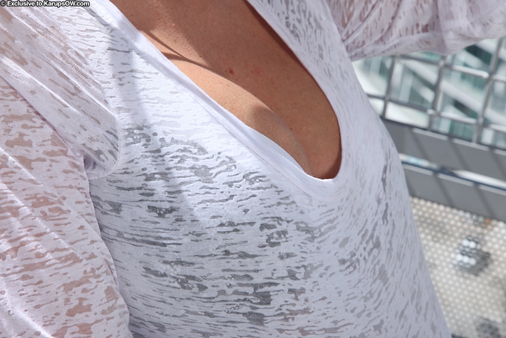 16P Loira MILF Zoe Zale revelando peitos grandes e bunda nua ao ar livre no telhado