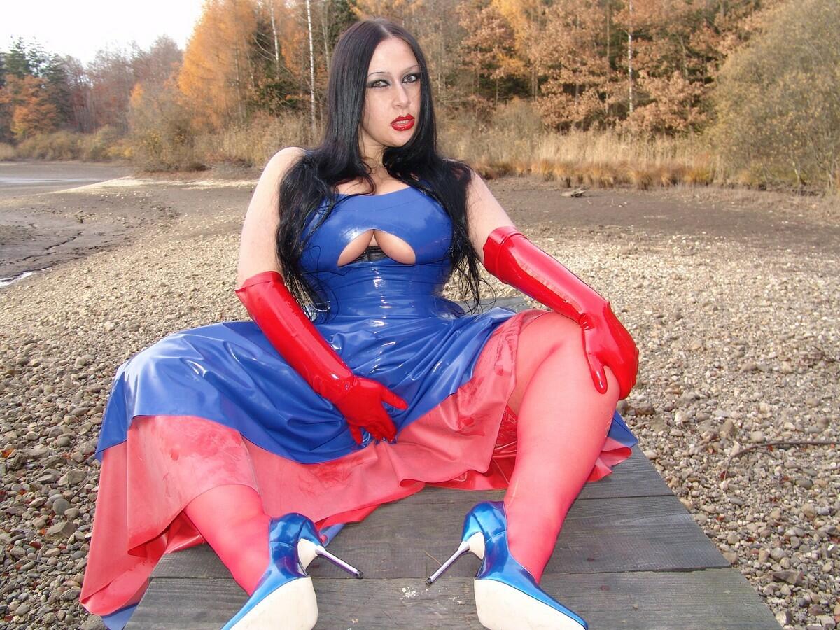 16P A modelo fetiche Lady Angelina perde seus peitos grandes em um vestido de látex