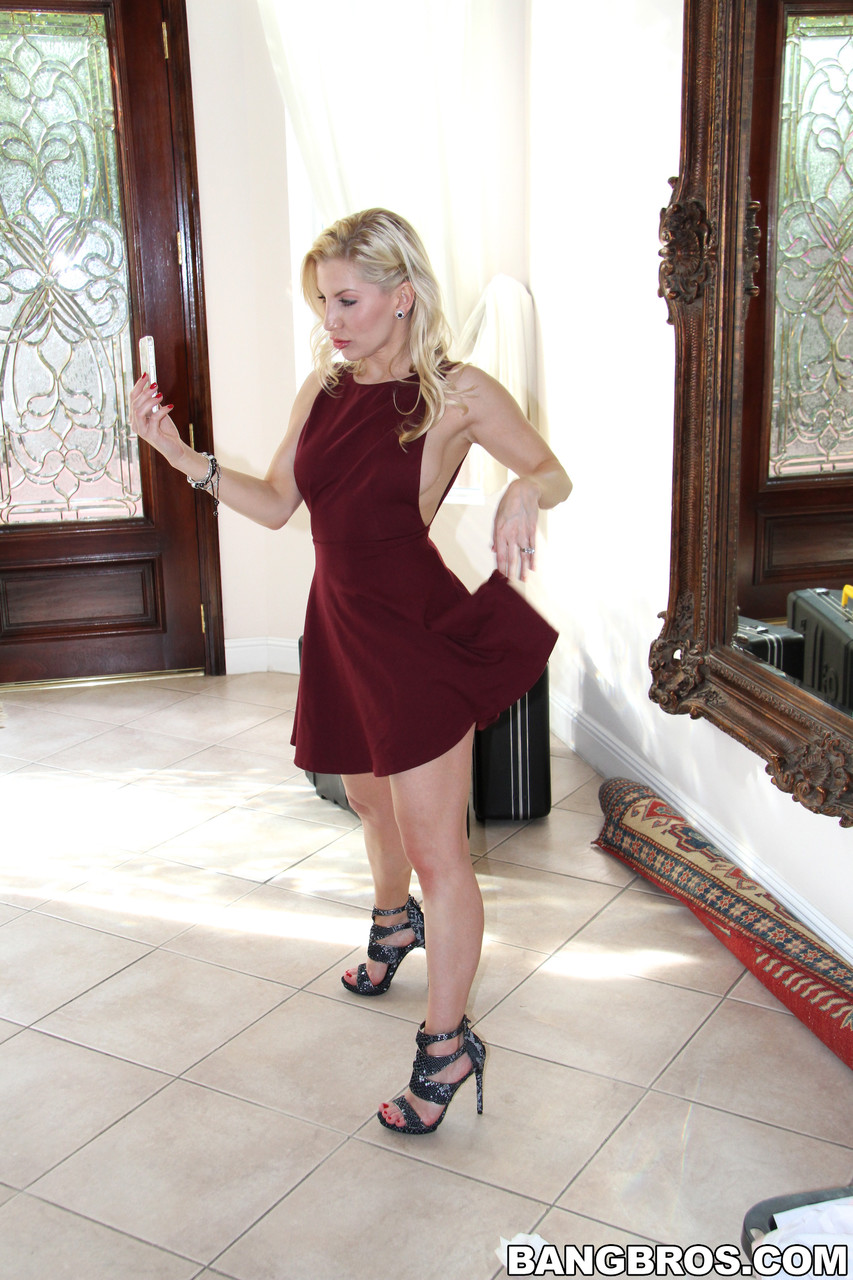 21P La rubia Ashley Fires se levanta el vestido rojo y se la follan duro