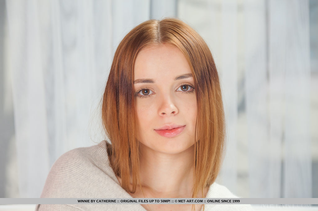 18P Dulce jovencita de Rusia muestra su coño calvo durante poses desnudas