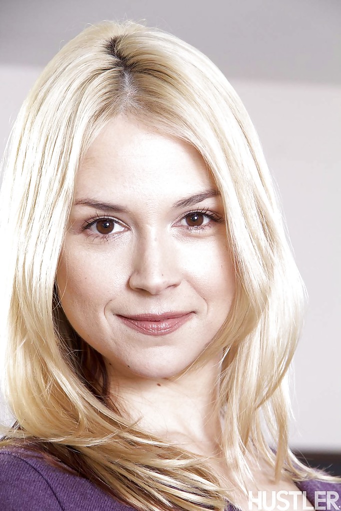 16P A pornstar loira Sarah Vandella se despindo para modelar nua no sofá