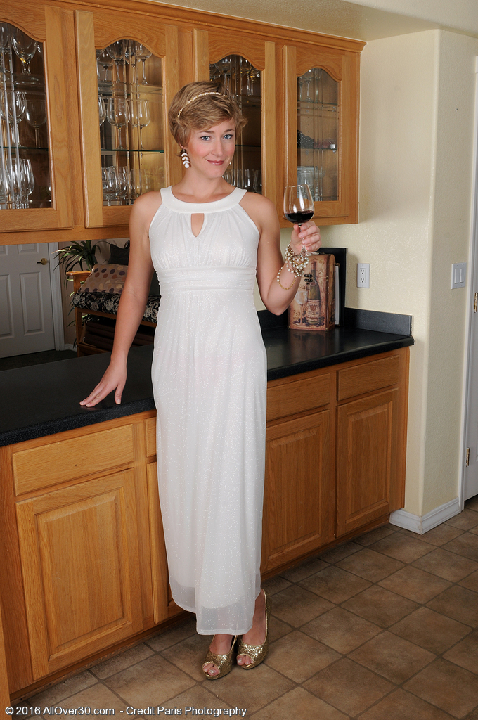 Die 15P-elegante MILF Liz Sophia zieht ihr Kleid aus, um ihre sexy kleinen Titten und ihren heißen Hintern zu zeigen