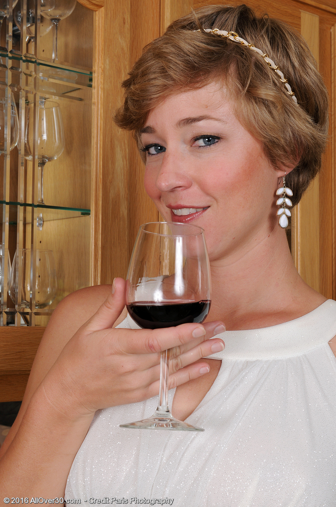 Die 15P-elegante MILF Liz Sophia zieht ihr Kleid aus, um ihre sexy kleinen Titten und ihren heißen Hintern zu zeigen