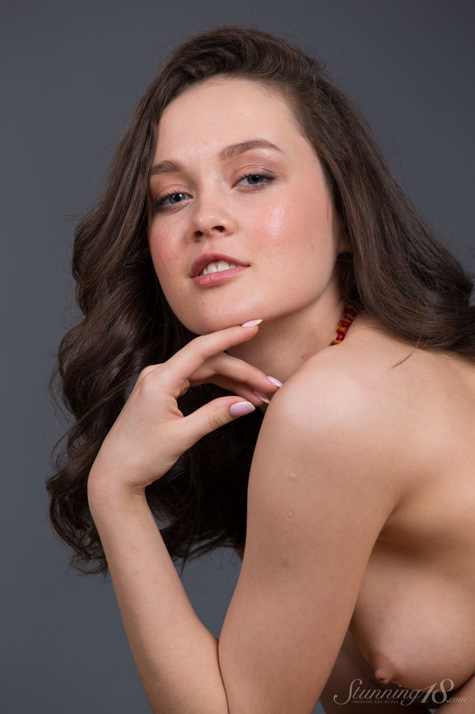 16P Une fille brune commence avec une jupe haute sans culotte avant de porter un look nu.