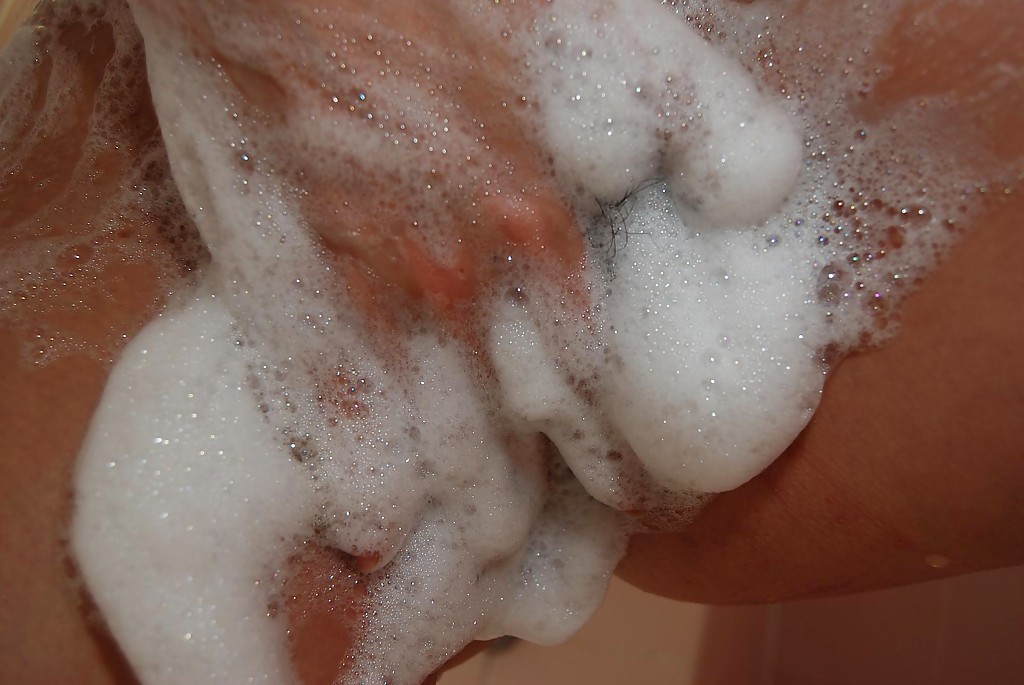 16P La MILF asiatique fringante Risa Okamoto prend une douche et se caresse