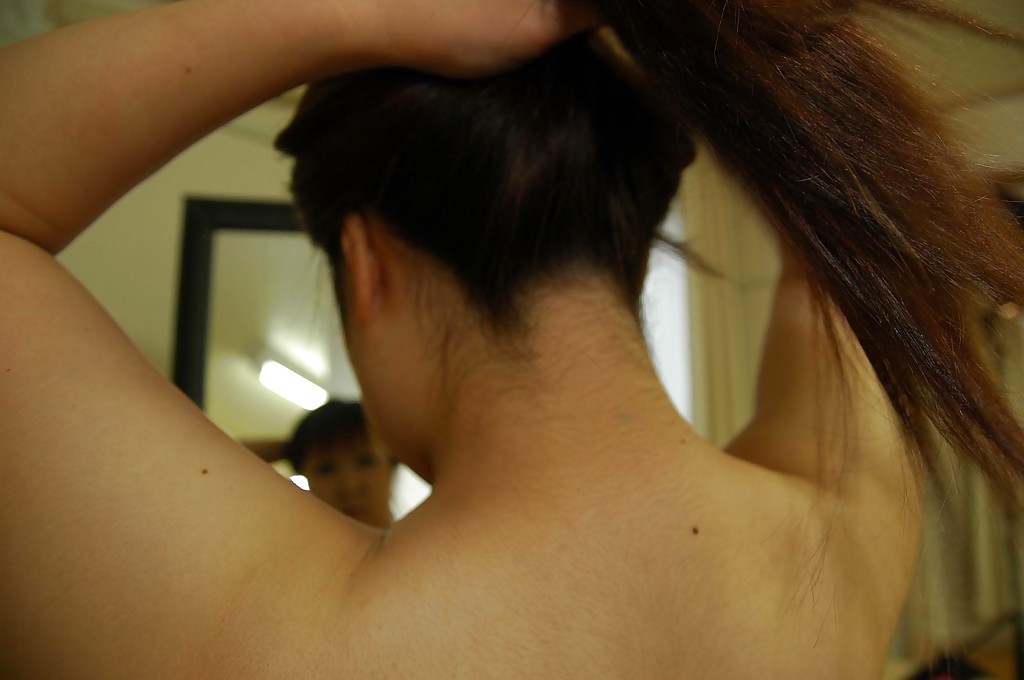 16P MILF asiática traviesa con buen culo Saya Funaki duchándose ante la cámara