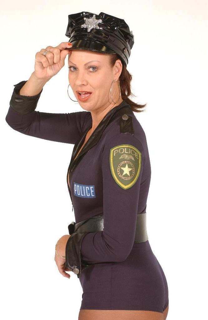 18P La chaude MILF Vanessa Videl se lance dans un solo torride et enfile son uniforme de police salope