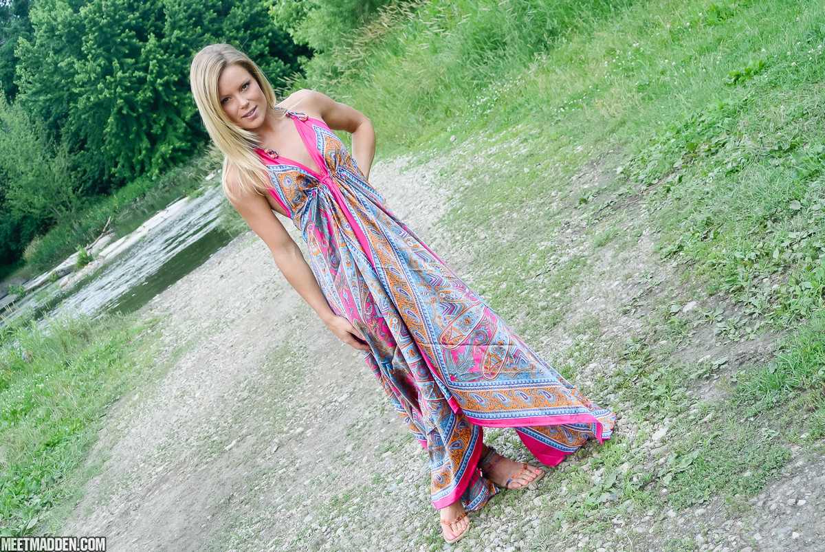 15P MILF amateur Meet Madden se quita el vestido en el bosque de manera provocativa