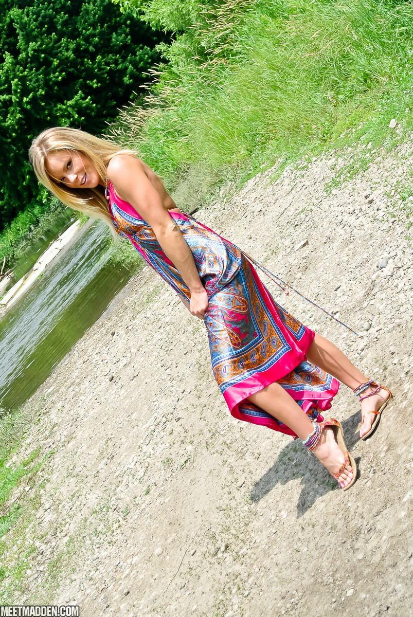 15P MILF amateur Meet Madden se quita el vestido en el bosque de manera provocativa