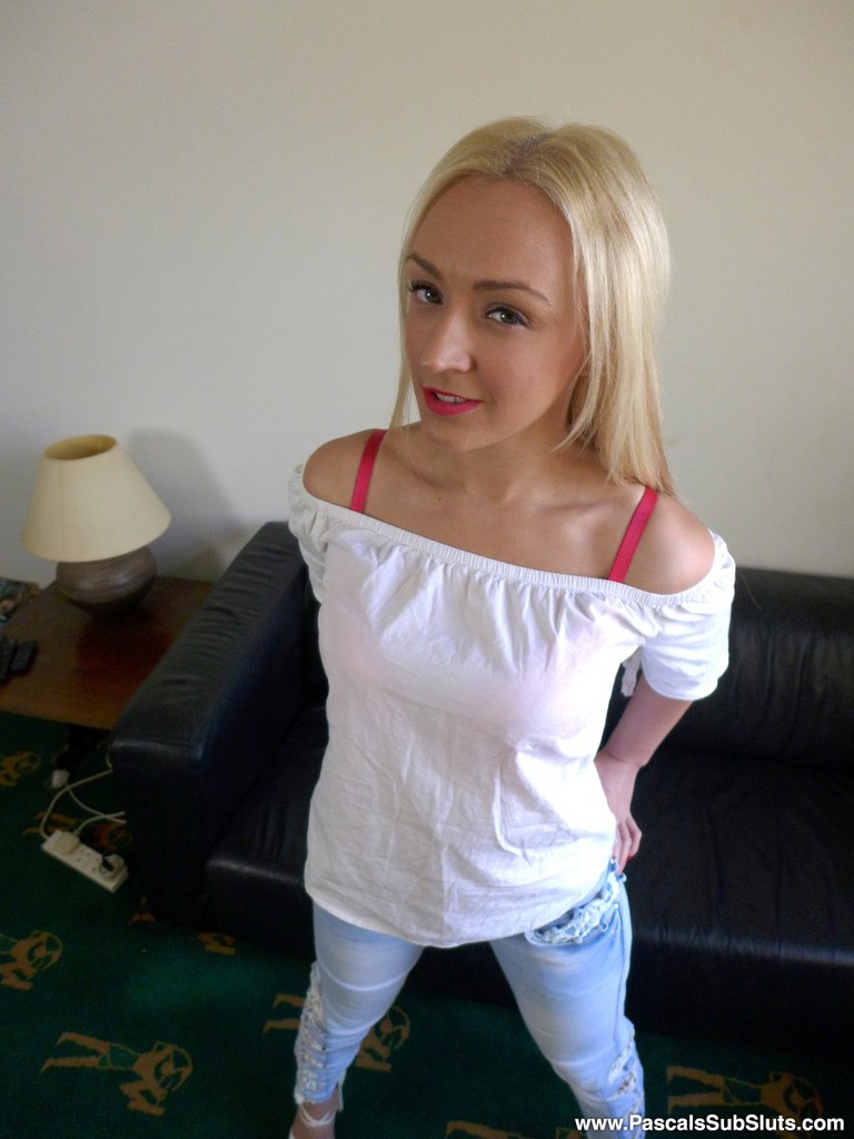 16P Blonde MILF Amber Deen undresses to pose in the nude for the first time