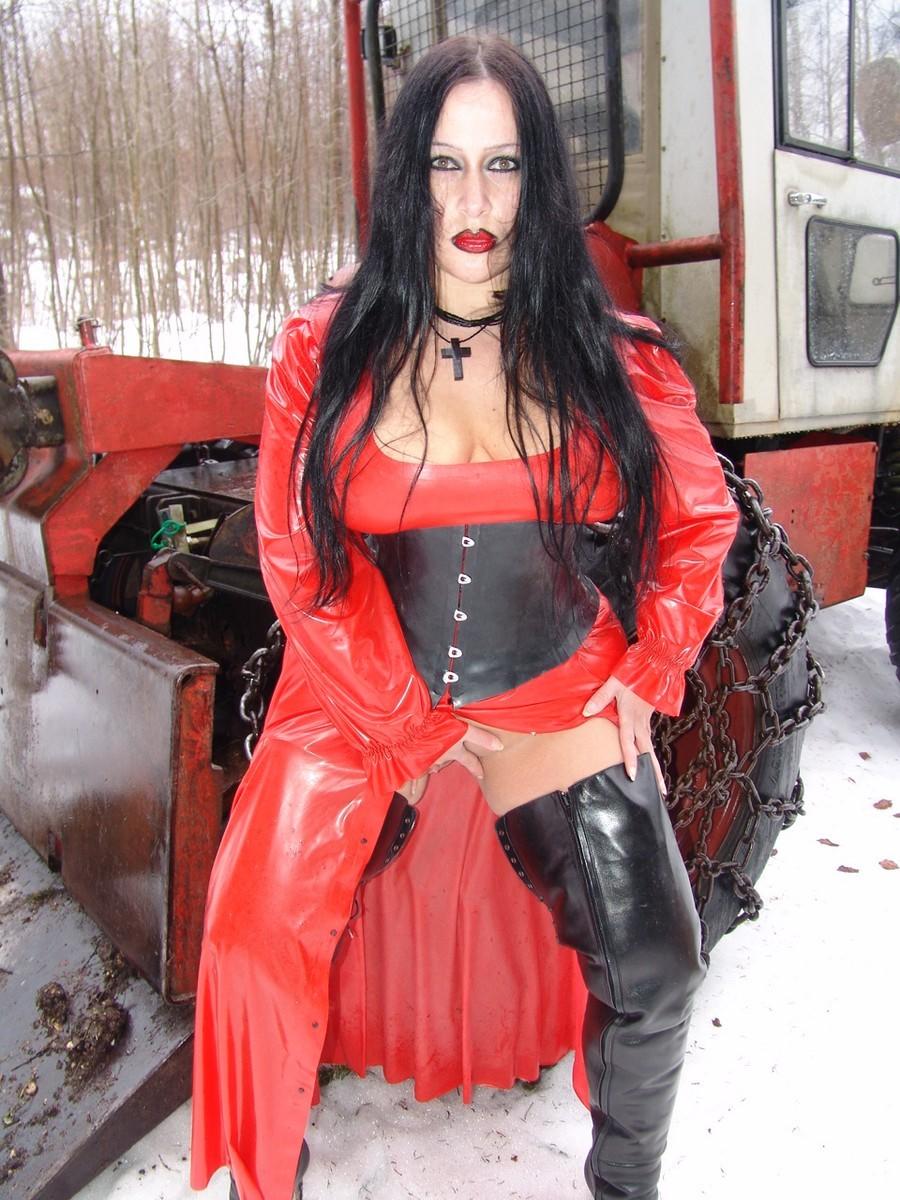 16P A mulher gótica Lady Angelina perde seus peitos grandes perto de um tronco recém-serrado